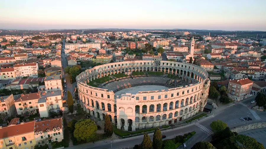 Arena di Pola e centro storico sul mare