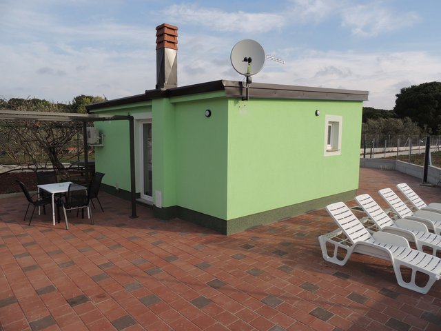 Outdoor shower and sunbathing area